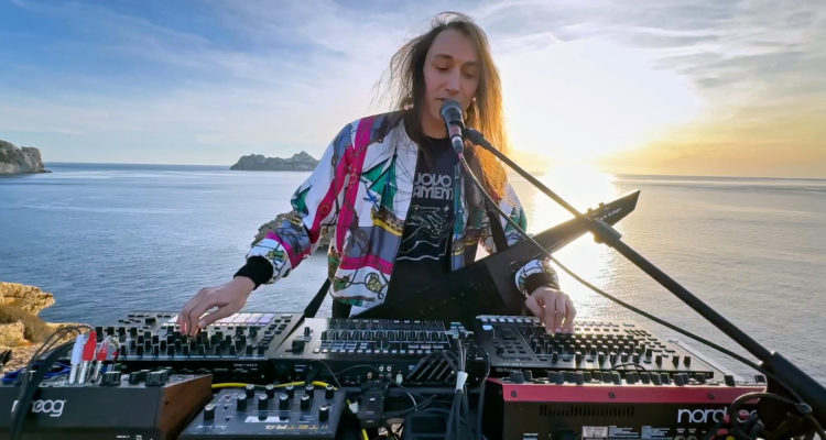 Vídel Del Día: Los exclusivos beats Synthwave de Tommy Countach frente a Es Vedrà (Ibiza, Baleares)