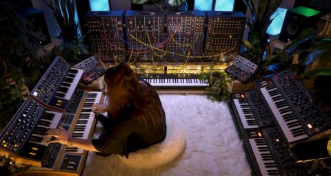 Vídeo Del Día: "Ascension" (Lisa Bella Donna) | Moog One, Subsequent, Matriarch, Grandmother, DFAM