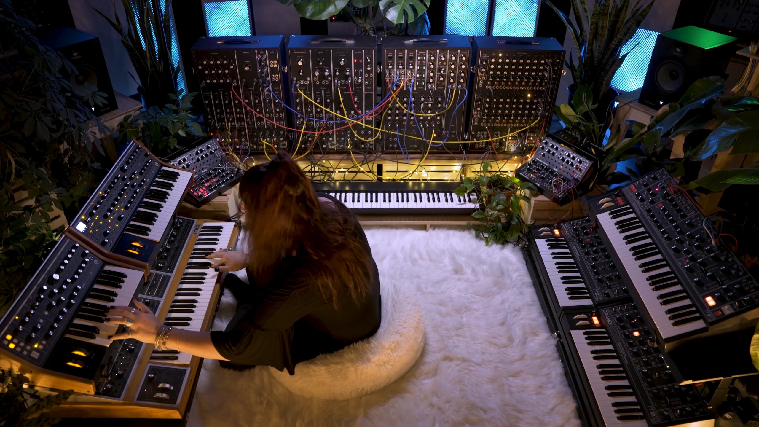 Vídeo Del Día: "Ascension" (Lisa Bella Donna) | Moog One, Subsequent, Matriarch, Grandmother, DFAM