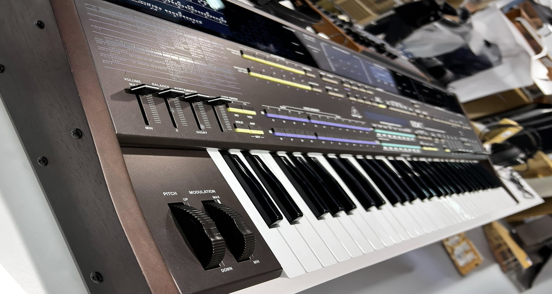 Behringer BX1 fusiona el pasado mágico de Yamaha DX1 y CS-80 con el presente de los sintetizadores